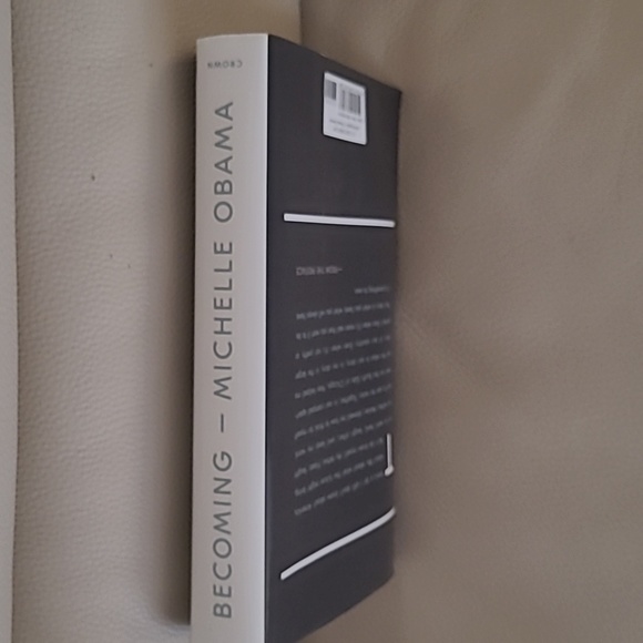 "Becoming" by Michelle Obama Hard Cover EUC - Picture 6 of 9